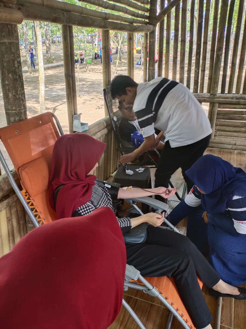 Kegiatan Donor Darah UTDRS Dr. Sobirin di Hutan Pelangi Dalam acara Family Gathering HKN Ke-55